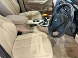 上質で明るい印象のベージュ内装。車内を広く感じられる人気のカラーです。