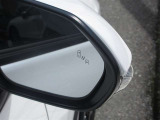 隣車線を走る車両をレーダーで検知し、ドアミラーでは確認しにくい後側方エリアに存在する車両に加え、急接近してくる車両も検知します。車両を検知するとドアミラーに搭載されたLEDインジケーターが点灯します。