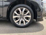 【純正アルミホイール】です!車両デザインに合わせてホイールをデザインしているため、見た目にもカッコイイアルミホイール♪洗車もラクチンで錆びません。