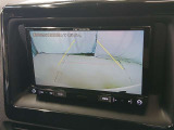 駐車が苦手な方でも安心のバックモニター搭載。 後方の映像をクリアに表示し、で車庫入れや縦列駐車をしっかりサポート。毎日の運転がぐっとラクになります。