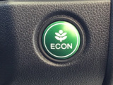 【eコンスイッチ】低燃費運転をサポートするECONモード。スイッチをONすると、エンジンやトランスミッション、A/Cなどを協調制御し、燃費の向上に貢献。エコドライブの効果を高めます。