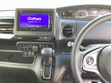 運転席周辺のスマートなレイアウトが、操作のしやすさを実現。快適なドライブをサポートします。パーキングブレーキはフットブレーキタイプです。