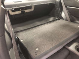 リヤシートバックを前倒しすれば、トランクスルーに。サーキットに移動してスポーツ走行を楽しむ方の利便性に配慮し、タイヤ4本と工具類の収納が可能です。また、ゴルフバックも2セットまで積載可能です。
