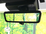 【デジタルインナーミラー】後席の大きな荷物や同乗者で後方が確認しづらい時でも安心!カメラが撮影した車両後方の映像をルームミラー内に表示。クリアな視界で状況の確認が可能です!