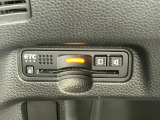 有料道路をキャッシュレスで通行できるETC車載器付きです。運転席足元に設置されています。ETCセットアップ費用は含まれておりません。別途必要となります。