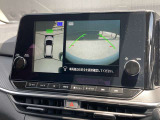 アラウンドビューモニターです。上空からお車の周りを見る感覚で表示されますので、車庫入れも簡単