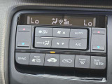 運転席と助手席それぞれで温度調整可能。快適性を高めるデュアルエアコンです。