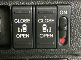 【両側パワースライドドア】両側がパワースライドドアになっており、運転席のスイッチやスマートキーでも開閉が可能です!開口部も広いので乗り降りも楽々♪