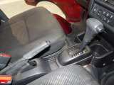 【フロアAT】操作しやすいフロアタイプのオートマ車です。足元が広く、どなたでもスムーズに運転いただけます。清掃も行き届いた清潔な室内で、毎日の移動を快適にサポートします。