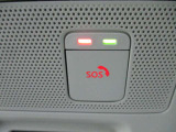 SOSコールは急病時やあおり運転被害などの危険を感じた時スイッチを押すと専門のオペレータに繋がって警察や消防への連携をサポ―トしてくれます。万が一の事故発生時にはエアバック展開と連動して自動通報します。