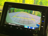 【バックカメラ】駐車時に後方がリアルタイム映像で確認できます。大型商業施設や立体駐車場での駐車時や、夜間のバック時に大活躍!運転スキルに関わらず、今や必須となった装備のひとつです!