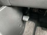 パーキングブレーキは、足踏み式です。