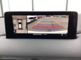 狭い場所での駐車やすれ違いなどでより的確な運転操作に役立つ360&deg;ビューモニターが装備されています。