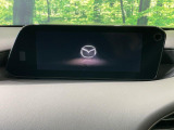 【8.8インチマツダコネクト】車内の雰囲気にマッチした大型のディスプレイ。スマホ接続でのナビ使用やBluetooth再生等、様々な機能が楽しめます。直感的なダイヤル操作が可能で、使い勝手も良好です。