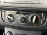 【オートエアコン】一度お好みの温度に設定すれば、車内の温度を検知し風量や温度を自動で調整。暑い&hellip;寒い&hellip;と何度もスイッチ操作をする必要はありません。快適な車内空間には必須の機能ですね♪