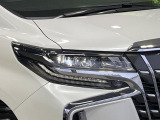 【LEDヘッドライト】悪天候や夜間走行時も良好な視界を確保し安心して運転できる高輝度LEDヘッドライトを装備!点灯速度が早く、消費電力も抑えられています。