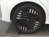 足元を引き締める、純正アルミホイール付きです。タイヤサイズは、205/50/R17です。