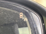 【ブラインドスポットモニター】走行中、ドアミラーの死角になりやすい箇所に後続車が接近するとサイドミラーのレンズに警告を表示!ドライバーに注意喚起をしてくれます。