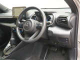 運転席はこのような雰囲気です。このポジションで安全運転です。前後左右の見通しはといってもやはり現車確認がなにより分かりやすいです。ご来店お待ちしております(^^)/