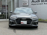 シングルフレームグリルはAudiの象徴的なデザイン要素であり、一目でAudiとわかるスタイル、大きくて迫力のある形状が車のスポーティな印象を強調しており、魅力的なデザインとなっています。