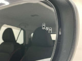ブラインドスポットモニター(BSM)を装備しています。隣を走る車両が死角に入るとミラー内LEDインジケーターが点灯。さらに、ウィンカーを出すとインジケーターが光って点滅して注意を促してくれます。