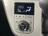 【オートエアコン】一度お好みの温度に設定すれば、車内の温度を検知し風量や温度を自動で調整。暑い&hellip;寒い&hellip;と何度もスイッチ操作をする必要はありません。快適な車内空間には必須の機能ですね♪