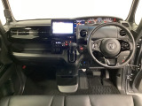 車内は光触媒抗菌消臭施工済です。スタイリッシュなデザインでスポーティなインパネ周りを演出します。グローブボックスやカップホルダーのほかにトレーなどたくさんの収納スペースが付いています。