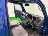 見易い計器類と運転し易いドライビングポジションは、視角も少なく前方&左右の見切りが良く運転し易いクルマです