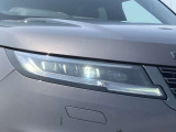 【デジタルLEDヘッドライト(シグネチャーDRL付)】車両や歩行者を検知し、その部分だけを遮光して眩惑を軽減します。ステアリング操作と車速に応じてカーブの先を予測し照射し夜間の運転を手助けします。