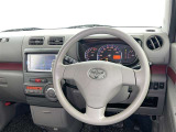 運転席まわりです。 各操作スイッチは使いやすい位置に配置されてます。