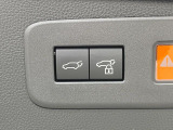 【パワーバックドア】スマートキーや運転席のボタンを押すだけでリアゲートが自動で開閉します!荷物を持っている時や、高い位置にあるバックドアを閉める際に便利な機能です♪