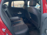 メルセデスのシートは少し硬めになっております。長時間の運転の際、適度な反発があることでお尻や腰の負担を減らす効果が御座います。