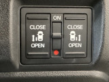 【両側パワースライドドア】両側がパワースライドドアになっており、運転席のスイッチやスマートキーでも開閉が可能です!開口部も広いので乗り降りも楽々♪