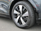 全車両に標準装備の純正アルミホイールは、純正ならではのバランスの良いデザインと、走行安定性をお楽しみ頂けます。
