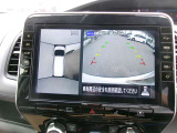 アラウンドビュ-モニタ-装備。上から見下ろしているような映像が表示されるので、車庫入れ時も安心です!