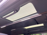 【パノラマルーフ】大型のガラスルーフ搭載で車内の解放感が一気にアップ!開放的なドライブをお楽しみいただけます。
