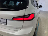 L字型リアコンビランプ:BMWの伝統的なデザインのひとつです。夜間でも誰が見てもBMWとわかる印象的なデザイン。