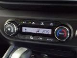 車内を快適に、オートエアコンを装備しています。