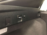 ラゲージスペース左側にはアクセサリーコンセント(AC100V・1500W)が設置されています。電化製品にも使用可能です。レジャーや非常時など電源の確保が必要な場面で活躍します!