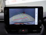 パノラミックビューモニター付きです。車両を上から見たような映像をディスプレイオーディオ画面に表示。運転席からの目視だけでは見にくい、車両周辺の状況をリアルタイムでしっかり確認できます。