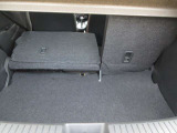 トランクも広々していて分割で倒れて片側に荷物を積んで片側に人が座ることも可能です。