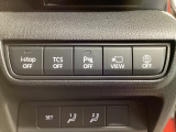 運転席脇のクラスタースイッチ部分にはカメラ切り替えスイッチ、パーキングセンサー、その他走行系スイッチを集中配置しております。