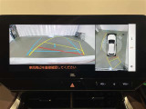 【パノラミックビューモニター】専用のカメラにより、上から見下ろしたような視点で360度車の周囲を確認することができます。