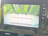 【バックカメラ】駐車時に後方がリアルタイム映像で確認できます。大型商業施設や立体駐車場での駐車時や、夜間のバック時に大活躍!運転スキルに関わらず、今や必須となった装備のひとつです!