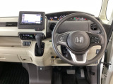 【ハンドル】運転にかかわる様々な操作を安全に行えるように視点移動が少なく操作性に配慮されたスイッチ類が凝縮されたコックピットです。