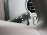 オートヘッドライトシステムを装備しておりますので、トンネル等急に暗がりな場所に突入しても自動でヘッドライトが点灯致しますので、安心して運転出来ます。