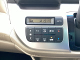 オートエアコンで、毎日のドライブを快適に。温度、風量を自動で調整し、理想的な車内環境を提供します。