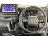 【ハンドル】運転にかかわる様々な操作を安全に行えるように視点移動が少なく操作性に配慮されたスイッチ類が凝縮されたコックピットです。