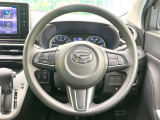 インテリアに合わせたデザインのステアリングは、運転される方のことも考え、運転しやすい形状、大きさです。是非一度、実際に触ってお確かめください。