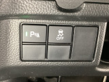 VSA装備車です。VSAはドライバーの操作と車の動きを見守っています。もし車の挙動が乱れたとき、4輪別々にブレーキをかけたり、エンジンパワーをしぼることによって車を安定させます。